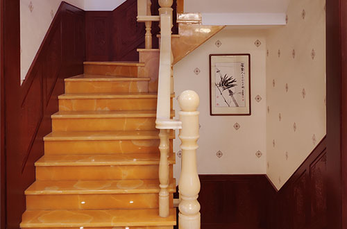 高密中式别墅室内汉白玉石楼梯的定制安装装饰效果